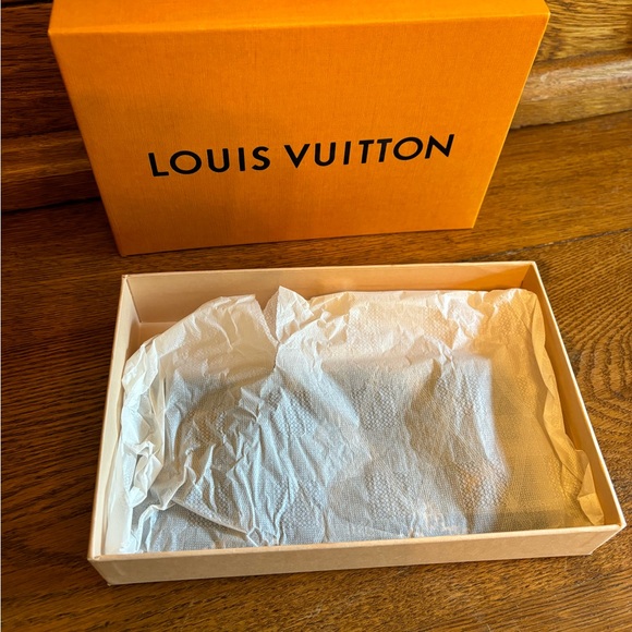 Louis Vuitton authentic silk scarf RARE limited edition print! NEW! - Picture 3 of 5